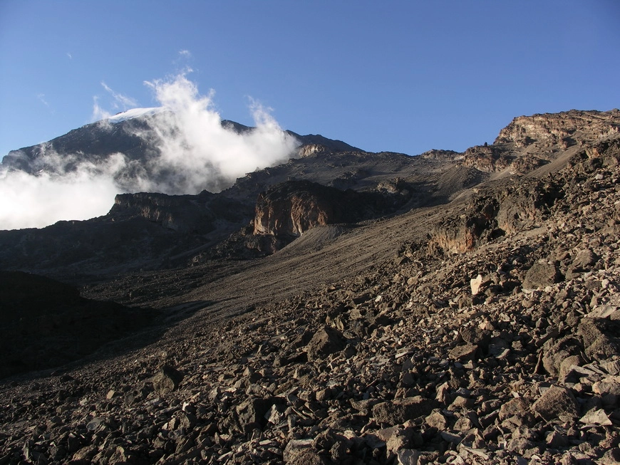 Загрузка картинки - Килиманджаро, хребет Барафу. Вид на Вершину