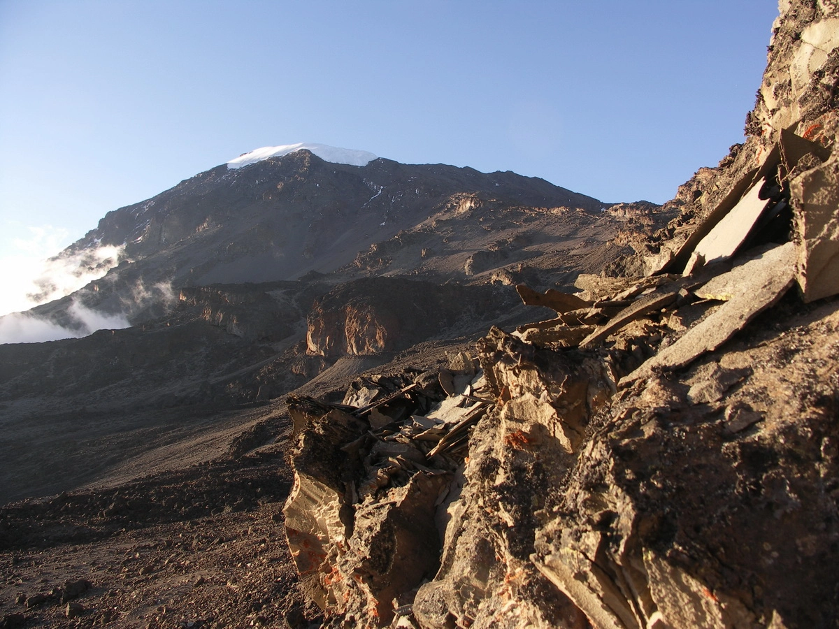 Загрузка картинки - Килиманджаро, хребет Барафу. Вид на Вершину в закатных лучах