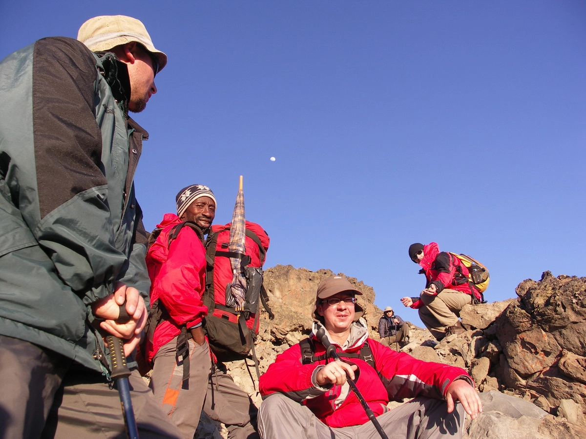 Загрузка картинки - Килиманджаро, хребет Барафу. Очередной поле-поле привал