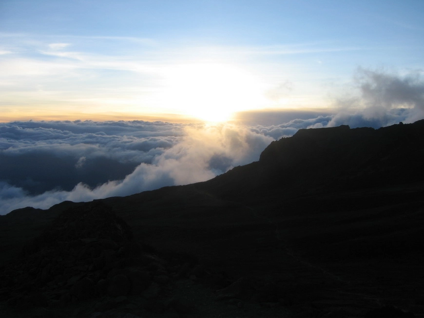 Загрузка картинки - Килиманджаро, хребет Барафу. Закат в море облаков