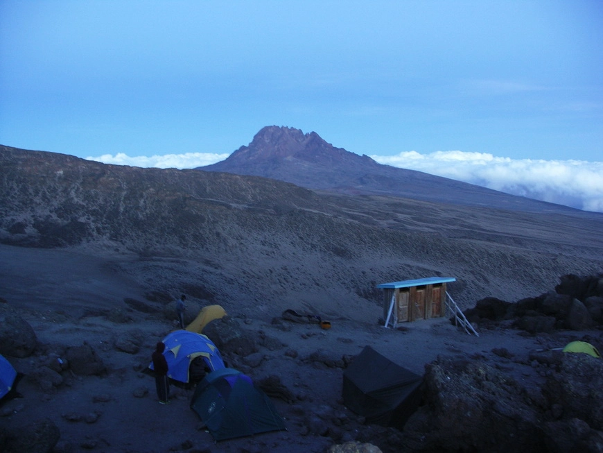 Загрузка картинки - Килиманджаро, Барафу Хат. Вид на лагерь и гору-мателлит Мавензи