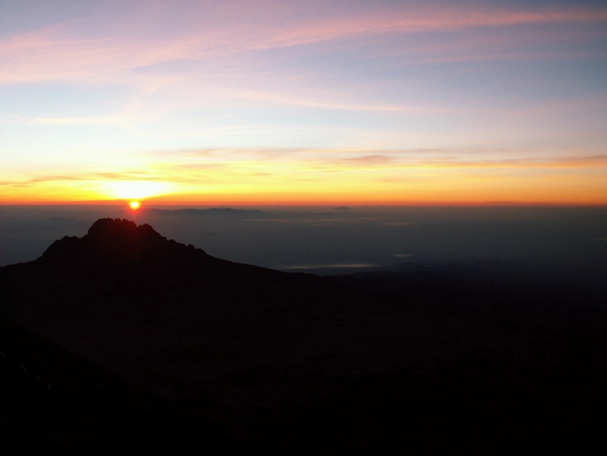 Загрузка картинки - Килиманджаро, в 15 минутах от Вершины. Рассвет, 5:59