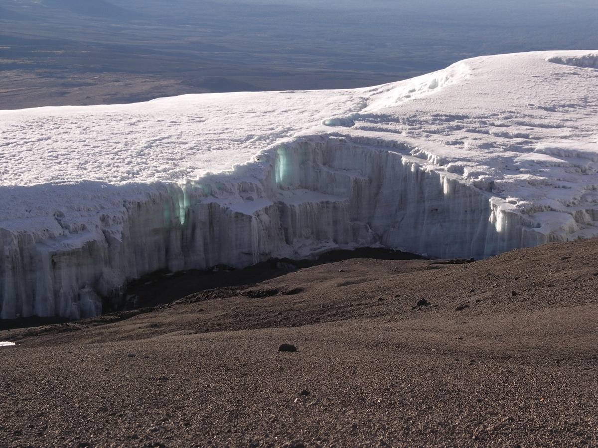 Загрузка картинки - Килиманджаро, Вершина. Ледник просвечивает лазурью