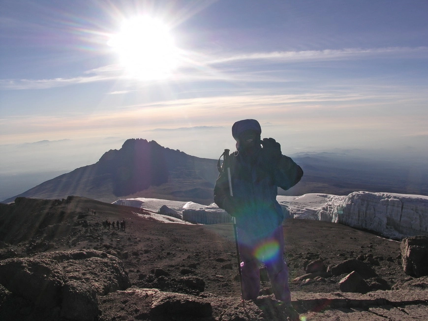 Загрузка картинки - Килиманджаро, Вершина. Вид на гору-сателлит Мавензи, 6:55
