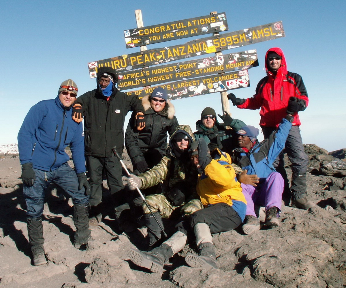 Загрузка картинки - Килиманджаро, Вершина. Свадебное фото, слева направо: Председатель Лео, Джошуа, Брат Джимми, Клоун в обнимку с Тобиасом, Марик, Татарчонок-буфетчик, Капитан Бо