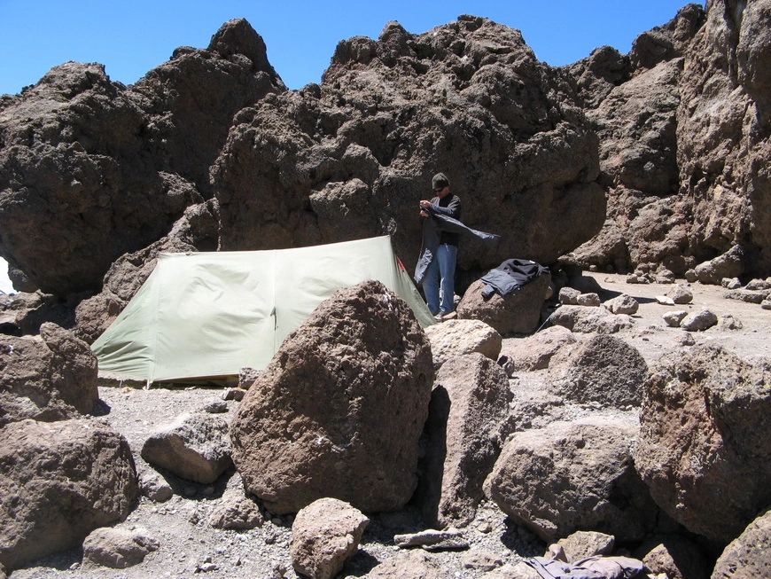 Загрузка картинки - Килиманджаро, Барафу Хат. Лагерь посреди глыбин хребта Барафу