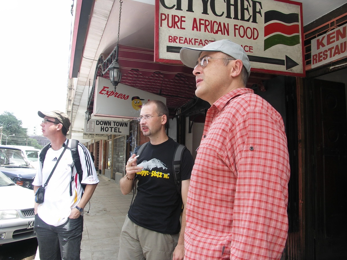 Загрузка картинки - Найроби, у отеля Терминал. Чисто африканский ресторан Сити-Шеф