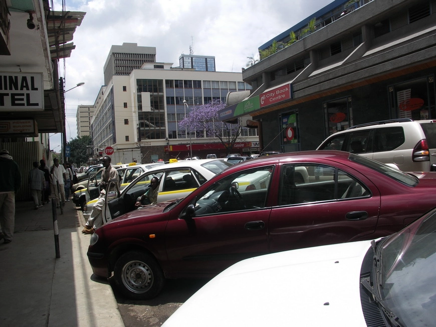 Загрузка картинки - Найроби, центр. У Терминал-отеля