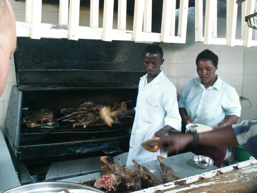 Загрузка картинки - Моши, бар Мкулима. Безуспешные попыткы сделать еду съедобной