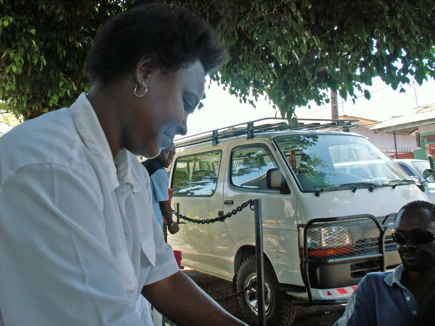 Загрузка картинки - Моши, бар Мкулима. Появился Крис