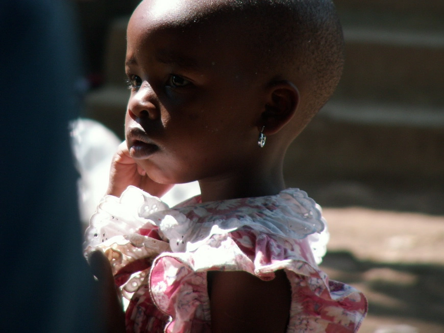 Загрузка картинки - Моши, бар Мкулима. Африканские детки