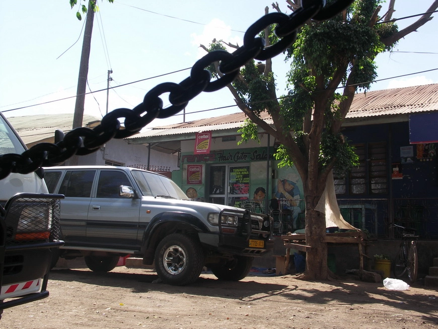 Загрузка картинки - Моши, бар Мкулима. Вид наружу