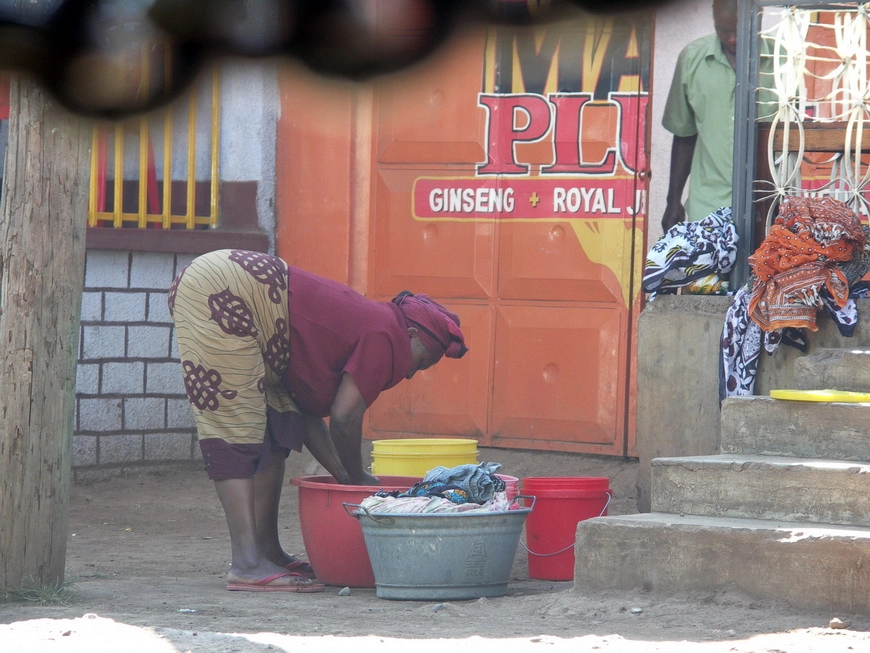 Загрузка картинки - Моши, бар Мкулима. Вид на простую жизнь местного населения
