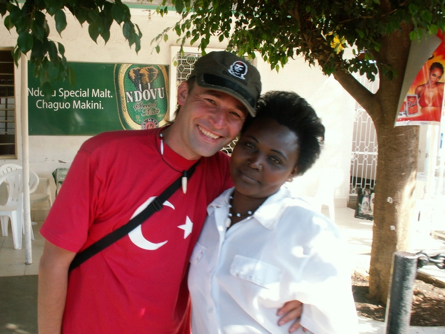 Загрузка картинки - Моши, бар Мкулима. Попытка наладить контакт