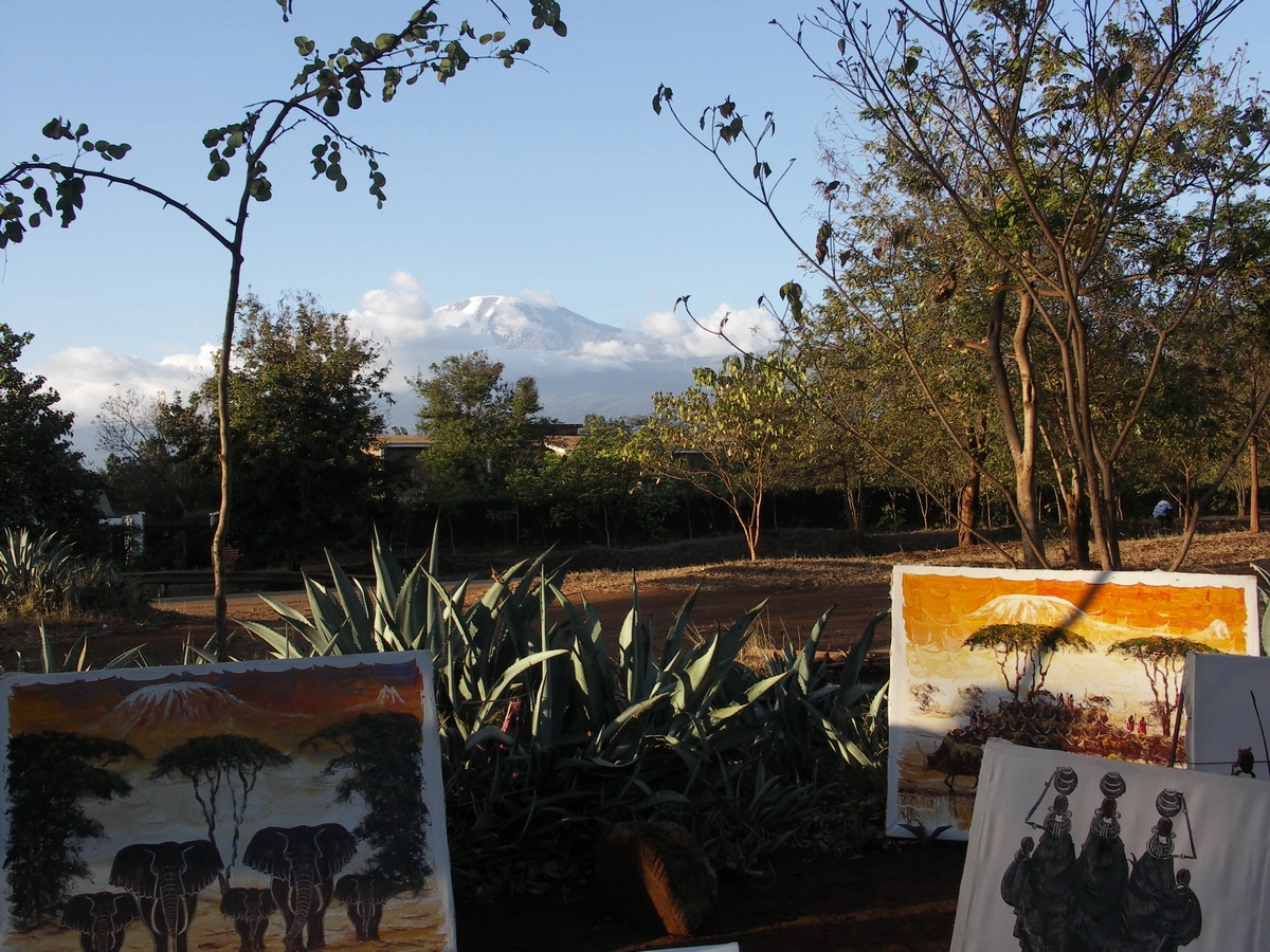 Загрузка картинки - Моши, сувенирная лавка. Вид на Килиманджаро