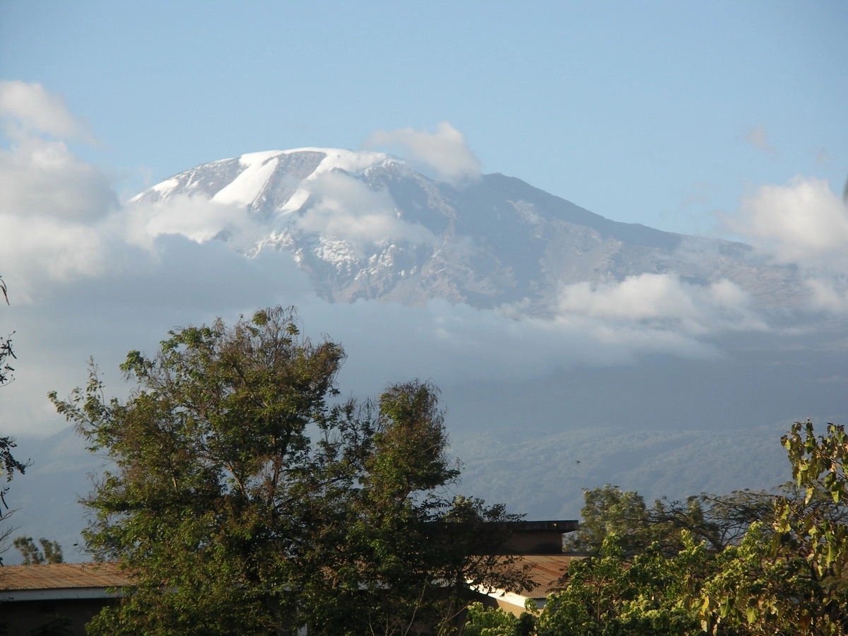 Загрузка картинки - Моши, сувенирная лавка. День назад мы были где-то там
