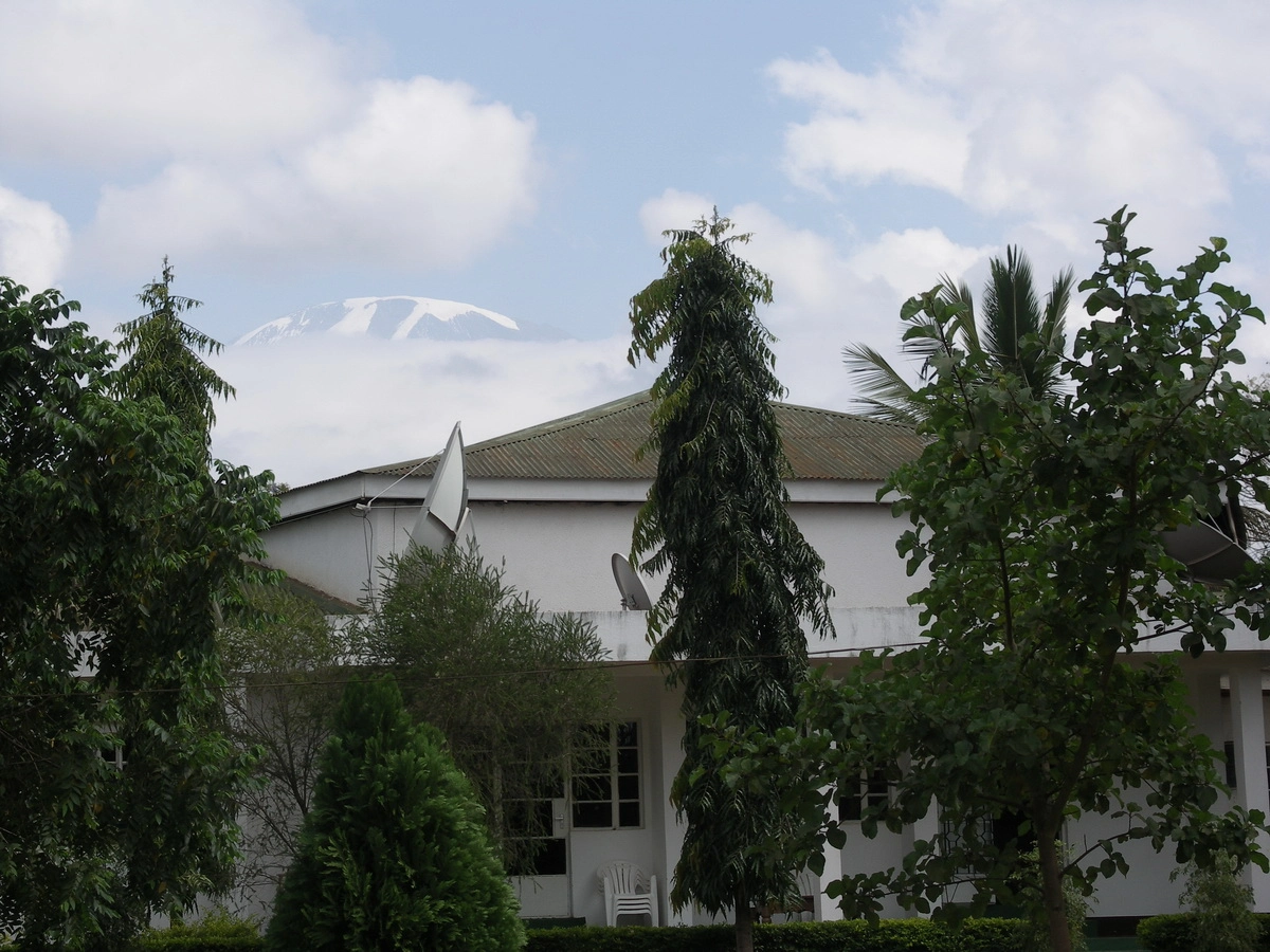 Загрузка картинки - Моши, частный кемпинг. Вид на Килиманджаро