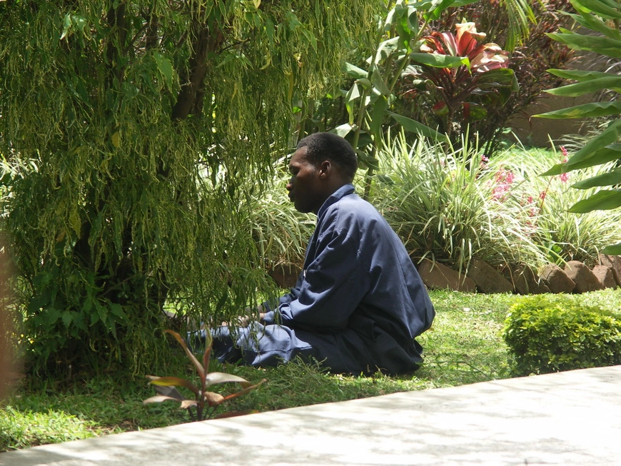 Загрузка картинки - Аруша, отель Аруша Резорт. Работник Поле-поле
