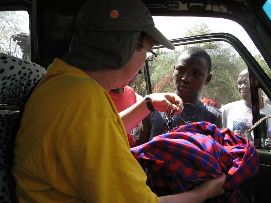 Загрузка картинки - Масайский маркет. Профессор в стадии небывалого шопинга