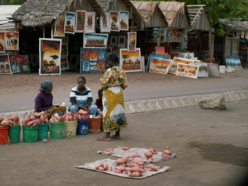 Загрузка картинки - Селение Карату. Придорожная торговля картинами и бататом