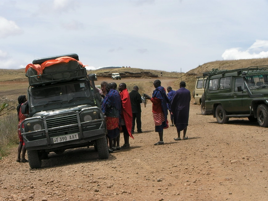 Загрузка картинки - Нгоро-Нгоро. Пастухи-масаи у въезда в долину занимаются своим ремеслом - пасут вазунгов