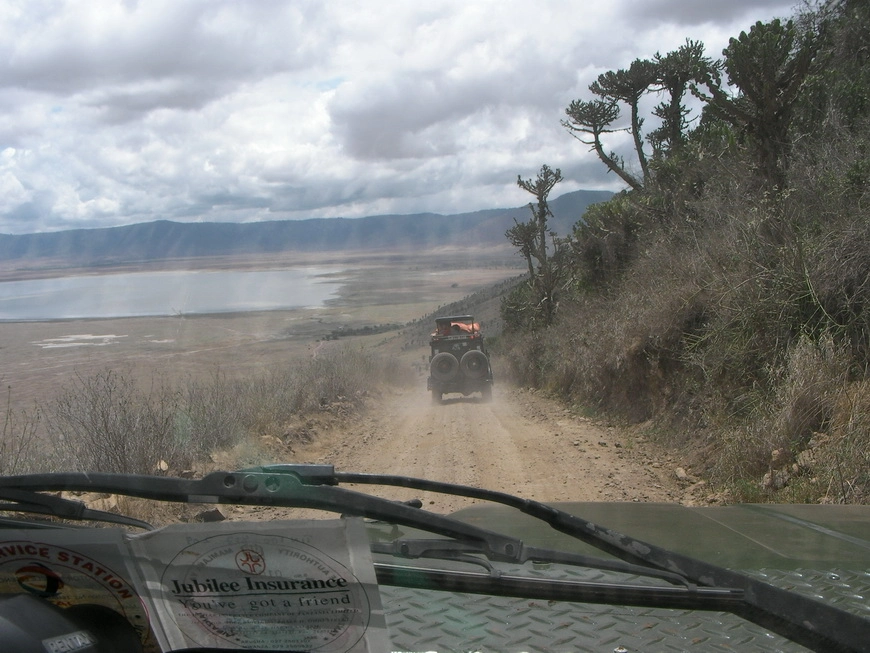 Загрузка картинки - Нгоро-Нгоро. Спуск в долину кратера