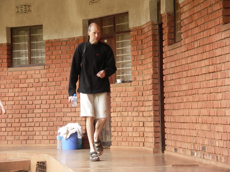 Загрузка картинки - Селение Карату, церковный хостел. ...и его белый папаша