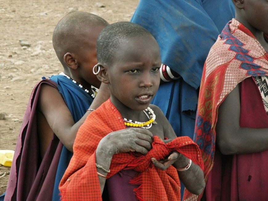 Загрузка картинки - Масайская деревня. Детки тоже участвуют в разводе вазунгов