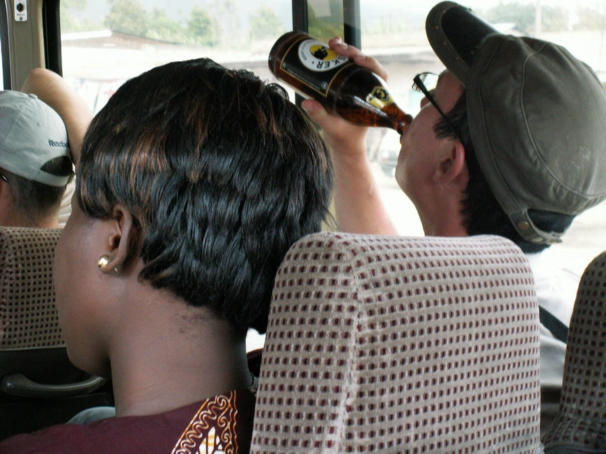 Загрузка картинки - Рейс Аруша-Найроби. Моча в голову