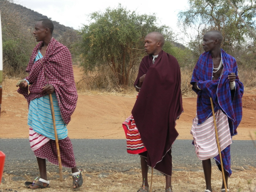 Загрузка картинки - По дороге в Найроби. Масаи на обочине