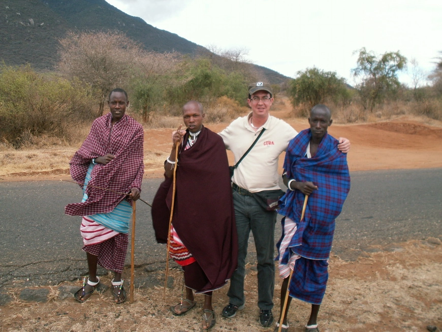 Загрузка картинки - Долгая дорога в Найроби. Писающий мальчик в обнимку с масаями
