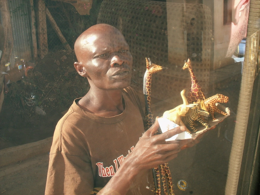 Загрузка картинки - Граница Кения-Танзания. Верстовой камень
