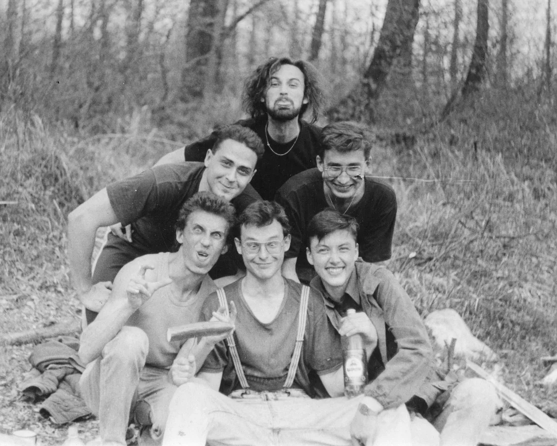 Загрузка картинки - Май 1993. Кассический состав Банды, сверху слева: Соша (Бадди), Гыня (Лео), Вухо (Бо), Стэпа (Антонка), Гора (Марик), Ням-Ням (Джимми)