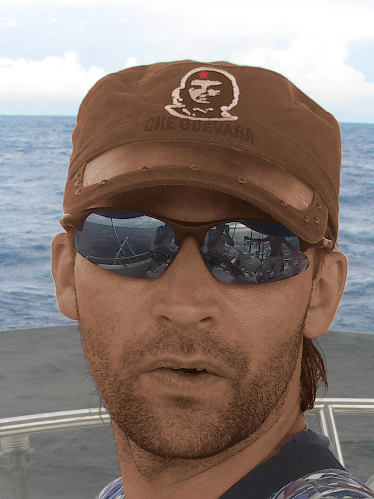 Загрузка картинки - Занзибар, Мегарыбалка. Автор на фоне Индийского океана