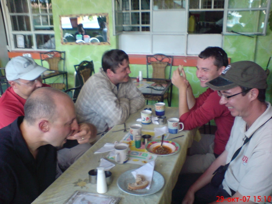 Загрузка картинки - Найроби, Чисто африканский ресторан. Не чисто-африканские посетители