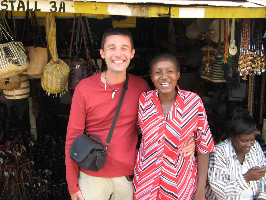 Загрузка картинки - Найроби, Сити-маркет. На арене Джой и Бадди