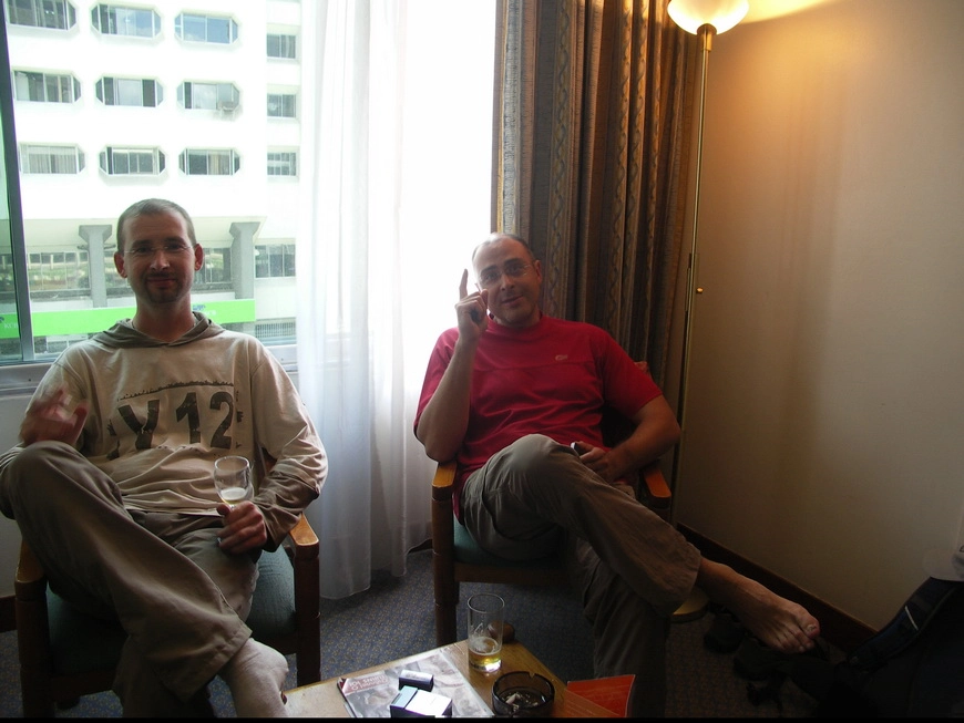 Загрузка картинки - Найроби, Хилтон. Пойми, Саня, мы пьём пиво из мини-бара в Хилтоне!