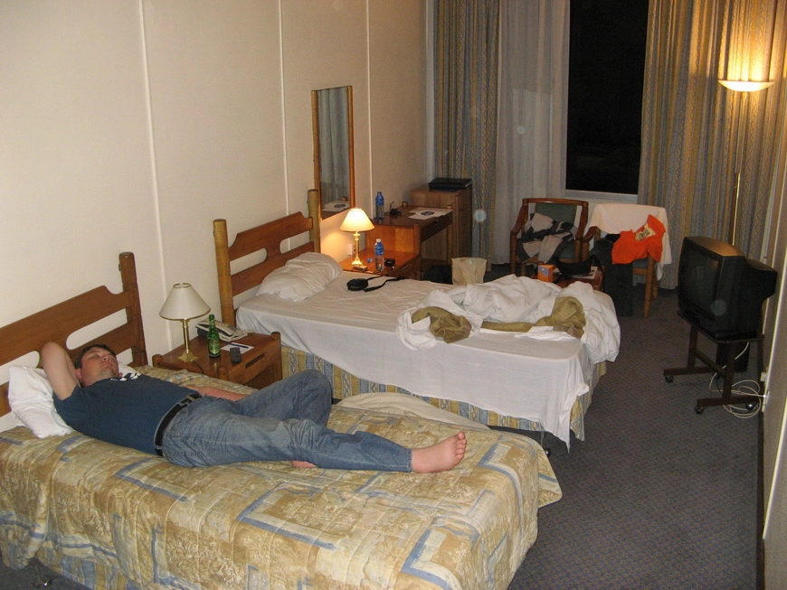 Загрузка картинки - Найроби, Хилтон. Ренегаты Джимми и Саша (в уборной)