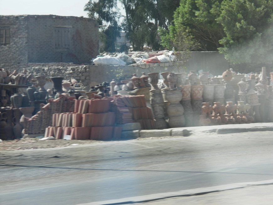 Загрузка картинки - Каир. Придорожная посудная лавка