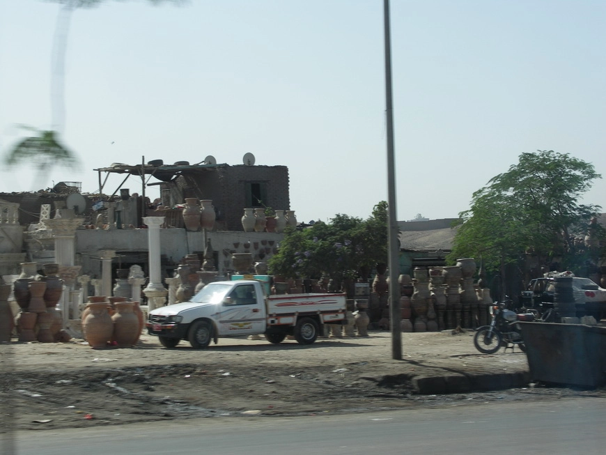 Загрузка картинки - Каир. Придорожная посудная лавка
