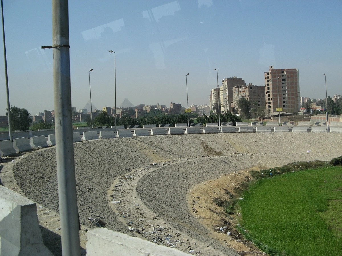 Загрузка картинки - Каир, в направлении Пирамид