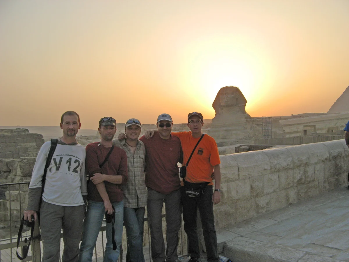 Загрузка картинки - Банда на фоне Пирамид