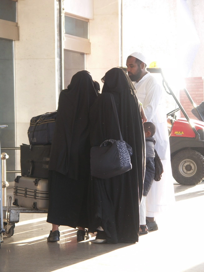 Загрузка картинки - Каир, аэропорт. Мужчина в белом, женщины в чёрном