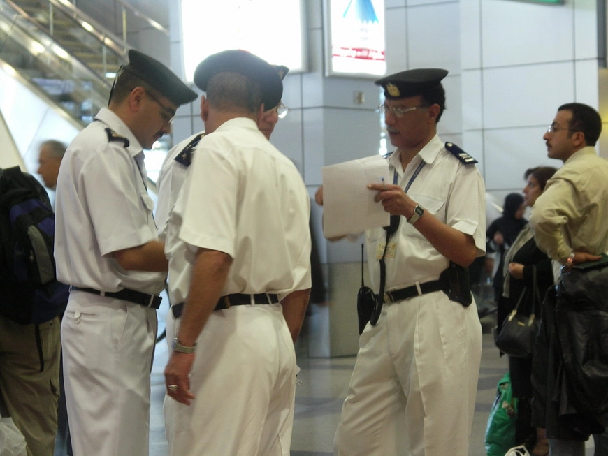 Загрузка картинки - Каирский аэропорт и его служители