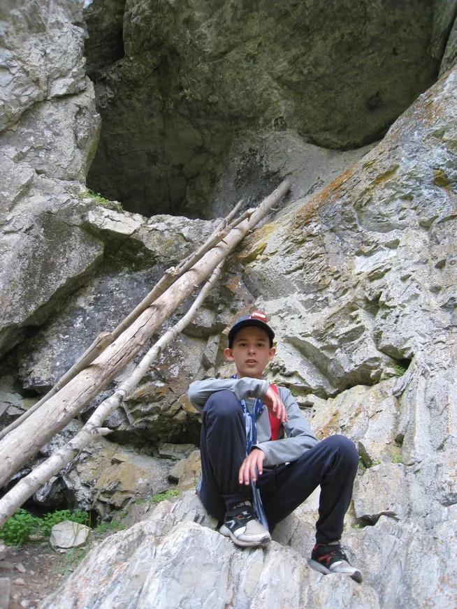 Загрузка картинки - Агидель. Тим на фоне входа в пещеру