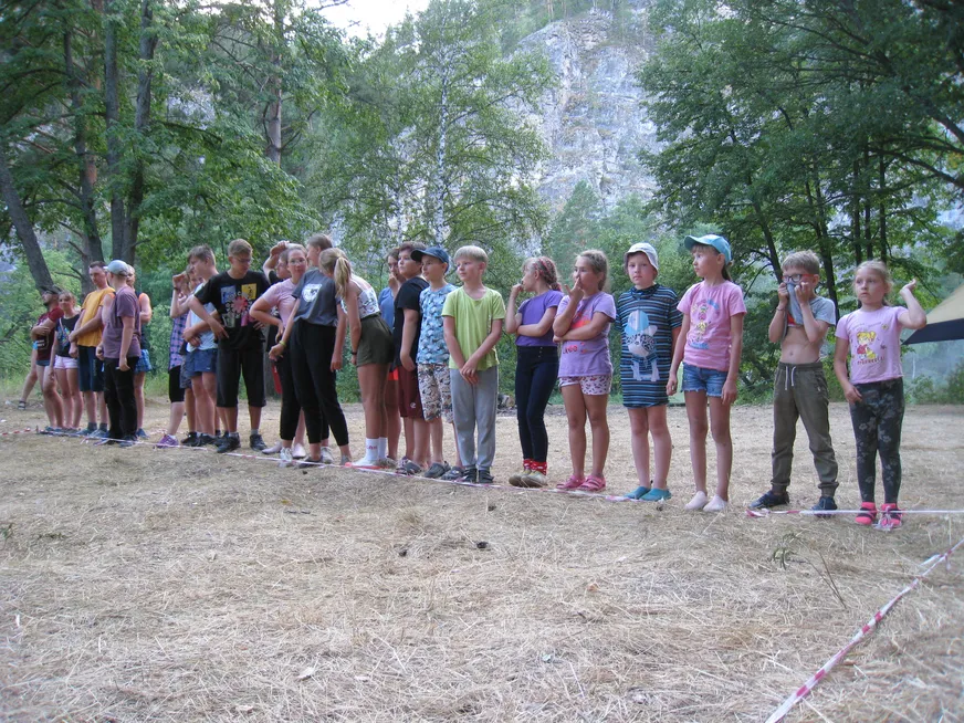 Загрузка картинки - Агидель, лагерь. Построение на полосу препятствий