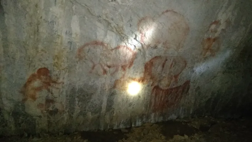 Загрузка картинки - Агидель, Капова пещера. Псевдо-исторические наскальные рисунки