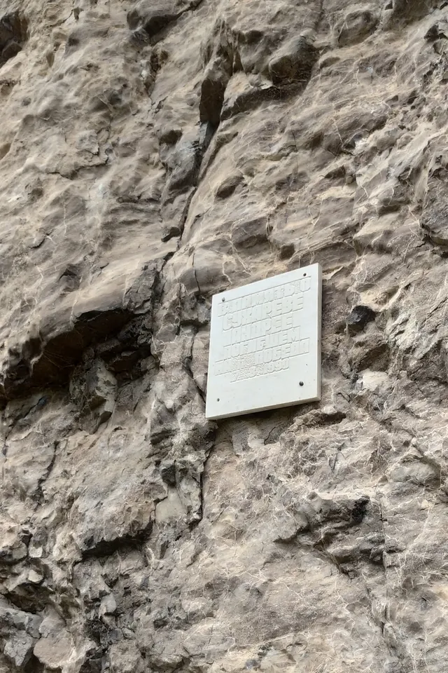 Загрузка картинки - Ай 2024. Мемориальная табличка