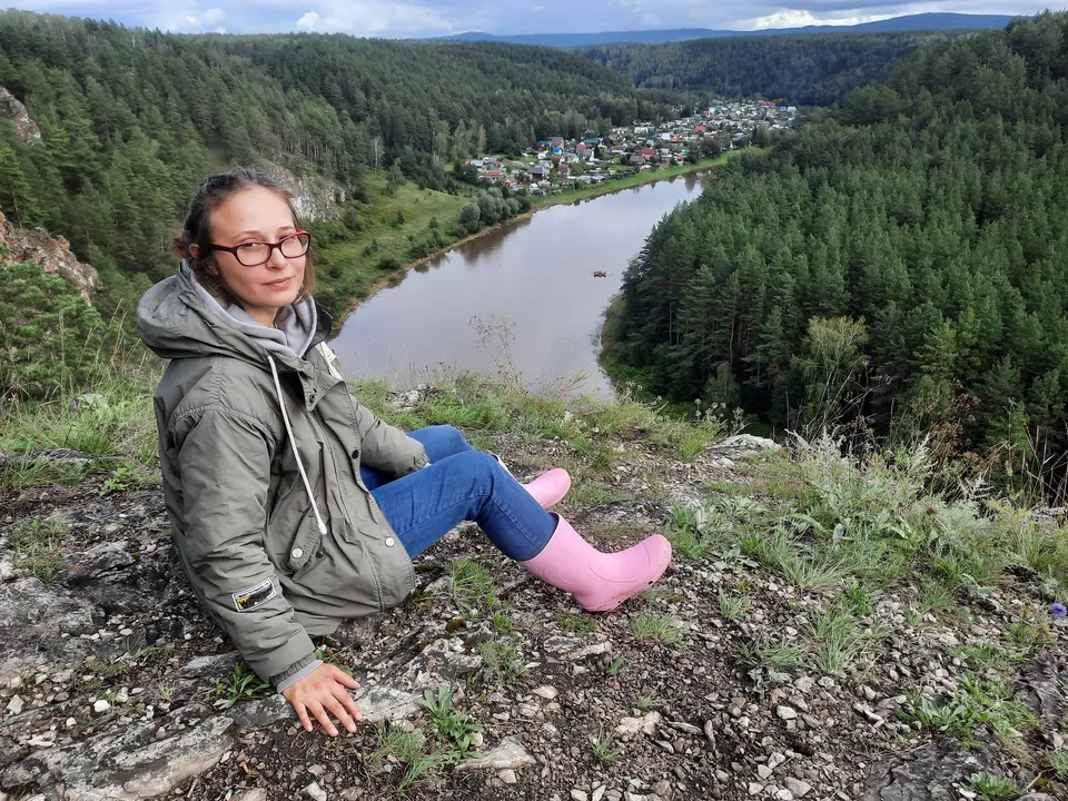 Загрузка картинки - Ай 2024. Полина прижала задницу у пропасти