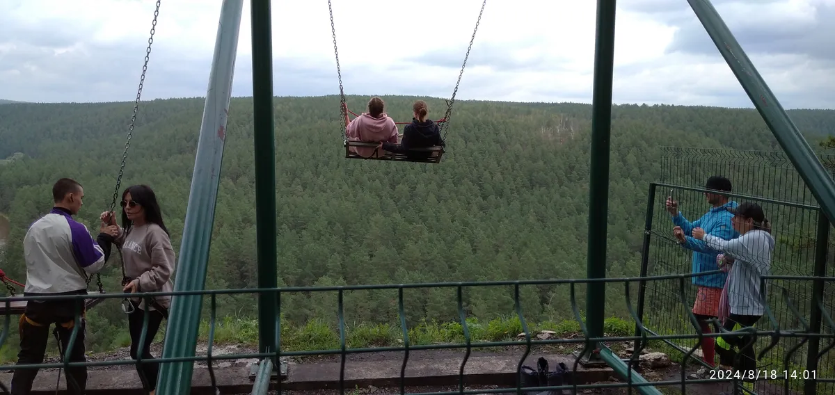 Загрузка картинки - Ай 2024. Весёлые качели над пропастью